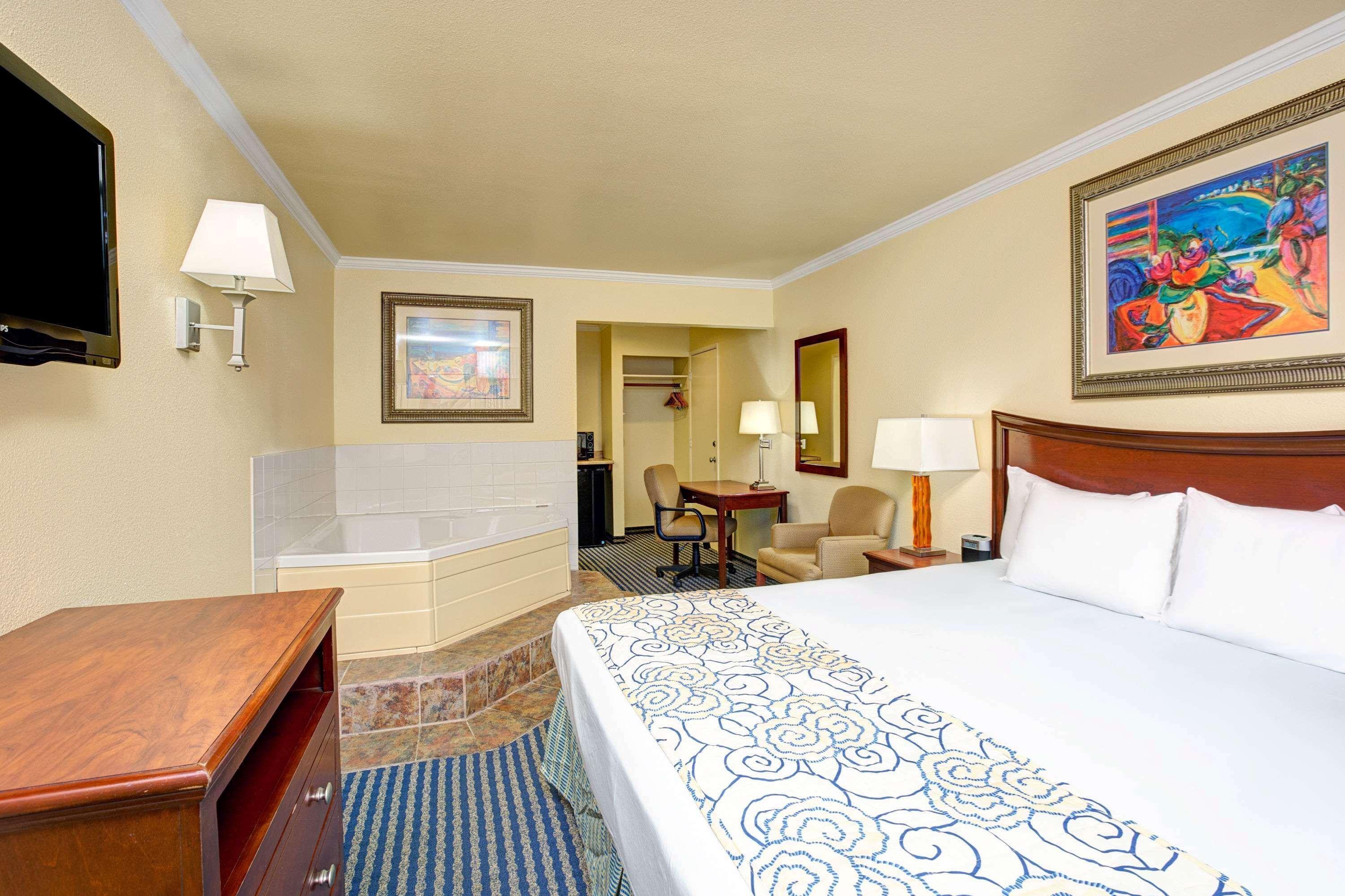 Super 8 By Wyndham Santa Cruz Beach Boardwalk Екстериор снимка