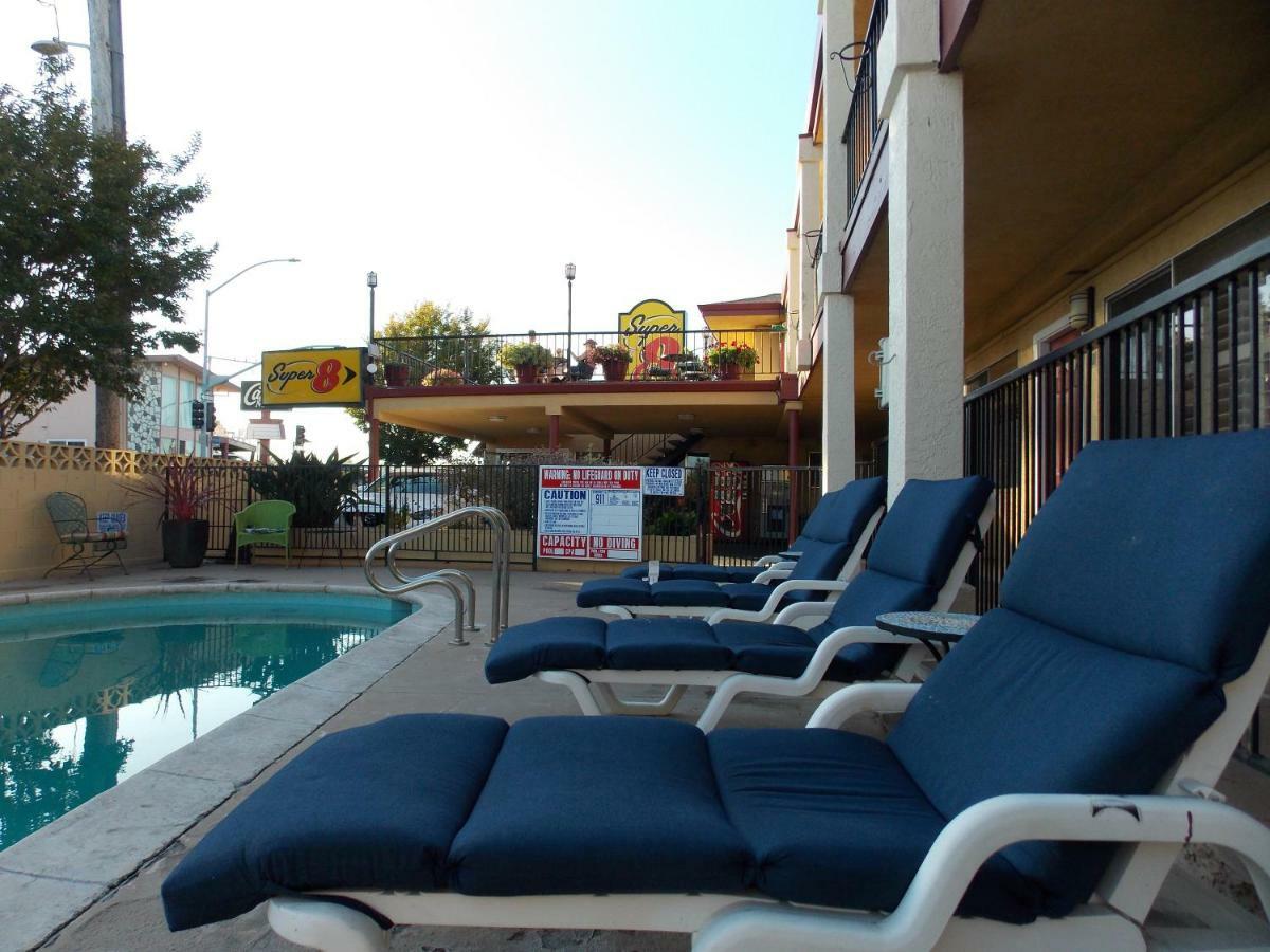 Super 8 By Wyndham Santa Cruz Beach Boardwalk Екстериор снимка