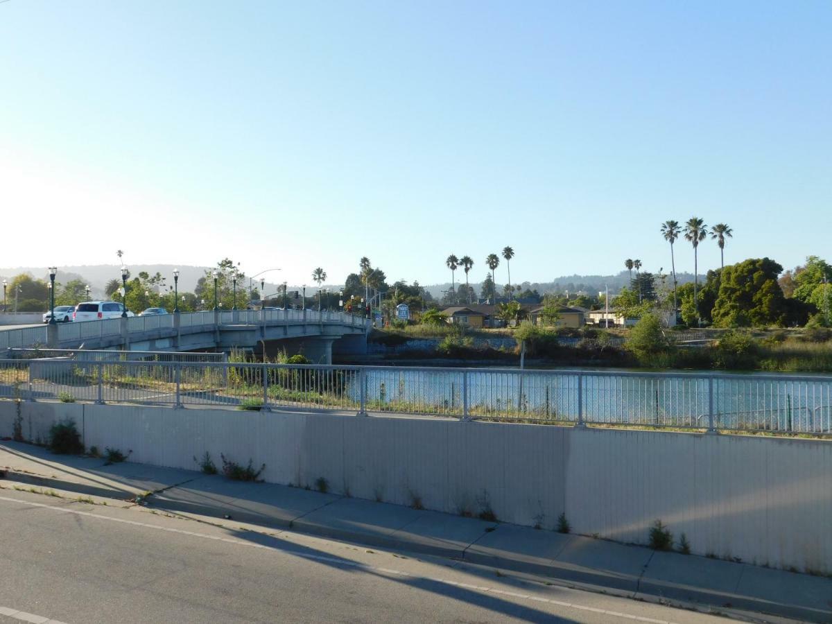 Super 8 By Wyndham Santa Cruz Beach Boardwalk Екстериор снимка